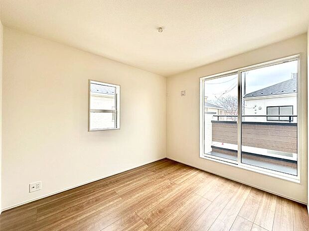 バルコニーが開放感をプラスしてくれる洋室