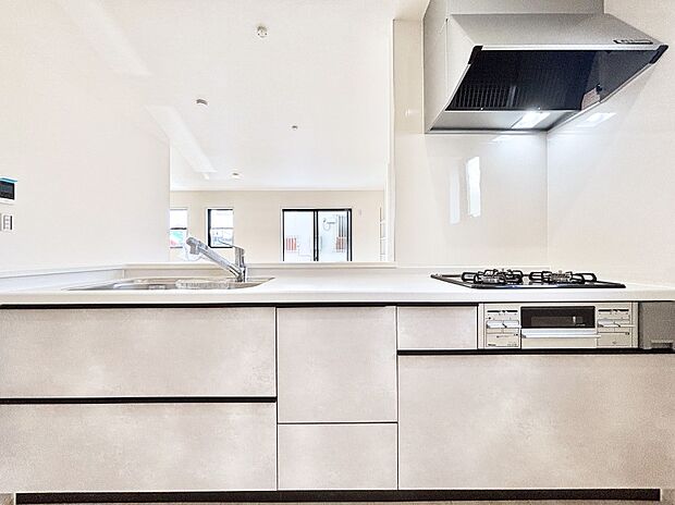 リビングで遊ぶお子様を見守りながらお料理ができる対面キッチン