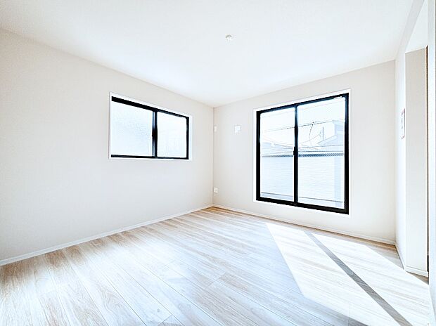 バルコニーが開放感をプラスしてくれる洋室。