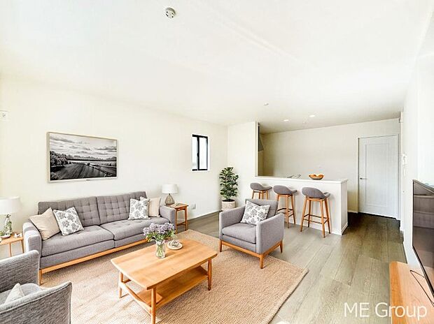 プライバシーも守れる2階リビングは明るく開放感たっぷり! ※家具はCGです