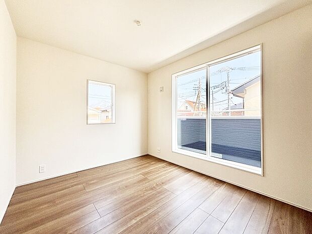 バルコニーが開放感をプラスしてくれる洋室