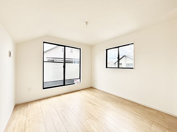 バルコニーが開放感をプラスしてくれる洋室