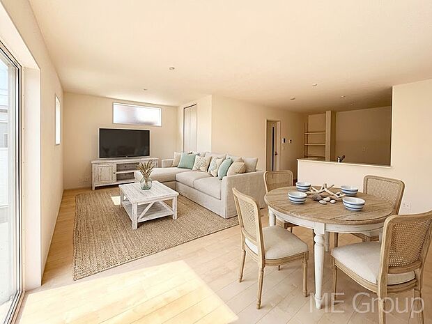 ご家族の賑やかな話し声で包まれる明るいリビング  ※家具はCGです