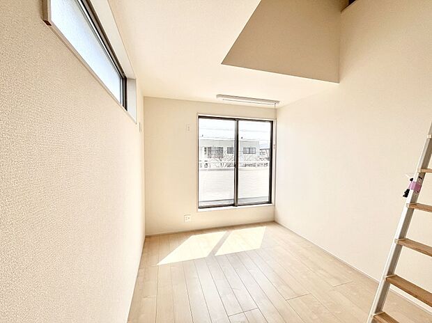 バルコニーが開放感をプラスしてくれる洋室