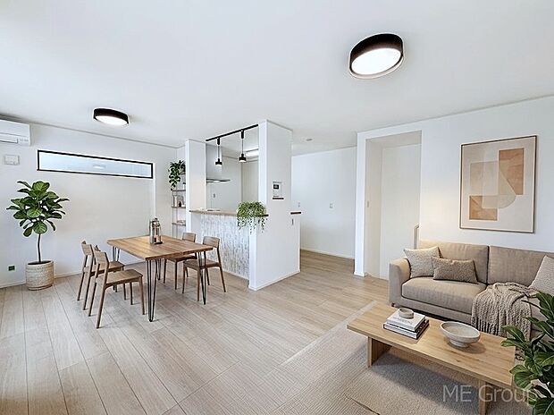 ご家族の賑やかな話し声で包まれる明るいリビング ※家具はCGです