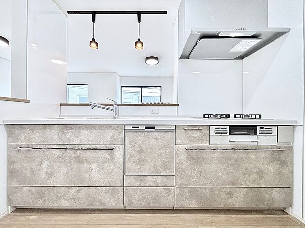 食洗機・浄水器・3ツ口コンロなどデザイン性も機能性も兼ね備えたシステムキッチン!