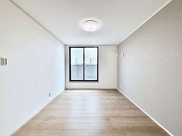 バルコニーが開放感をプラスしてくれる洋室