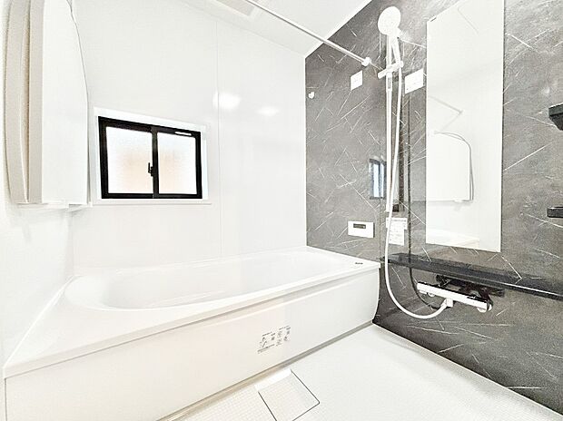 落ち着きのあるダークカラーを基調にしたバスルームで1日の疲れをリフレッシュ！