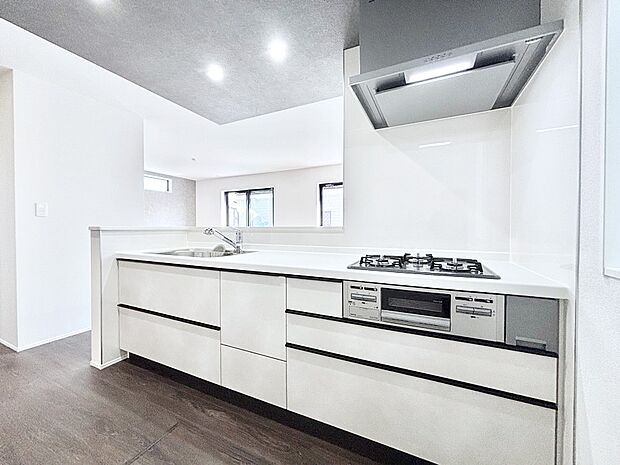 リビングを見渡せる人気のカウンターキッチン。 家族を見守りながら家事をすることができます。