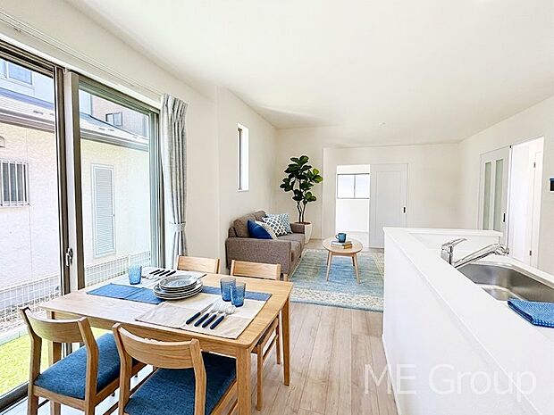 ご家族の賑やかな話し声で包まれる明るいリビング  ※家具はCGです　