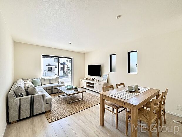 大きな窓からたっぷりの陽光と風を感じられるリビング　※家具はCGです  