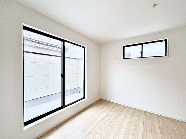 バルコニーが開放感をプラスしてくれる洋室