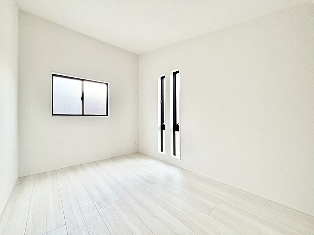 窓からのやさしい光が心地よいプライベートルーム 