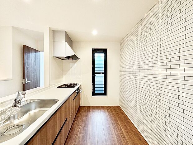 爽やかな風が通り抜けるキッチン。窓があるので明るく換気にも役立ちます。