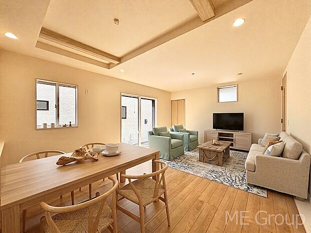 大きな窓からたっぷりの陽光と風を感じられるリビング ※家具はCGです