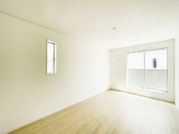 バルコニーが開放感をプラスしてくれる洋室