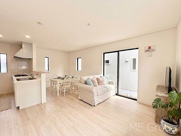 大きな窓からたっぷりの陽光と風を感じられるリビング　※家具はCGです  