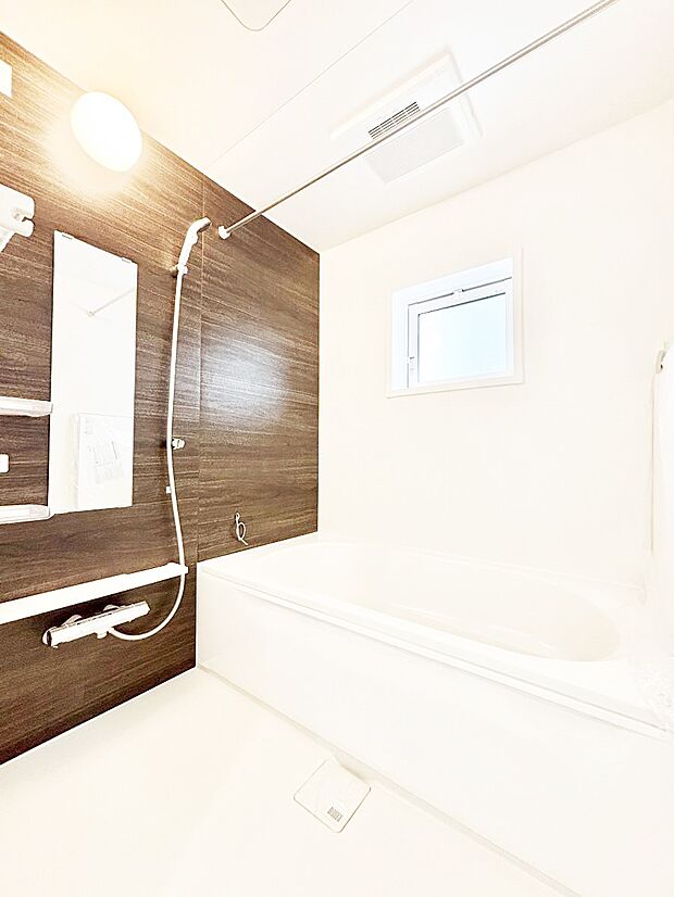 一日の疲れを癒してくれる明るい清潔感のあるバスルーム