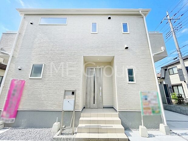 シンプルで落ち着きのある建物は住むかたの個性でオリジナルなものになっていきます。 