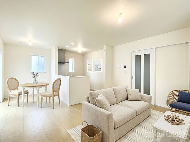 ご家族の賑やかな話し声で包まれる明るいリビング  ※家具はCGです