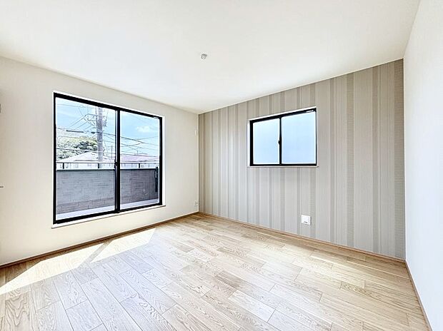 アクセントクロスがお洒落な洋室。２面採光で明るさ＆風通し良好！