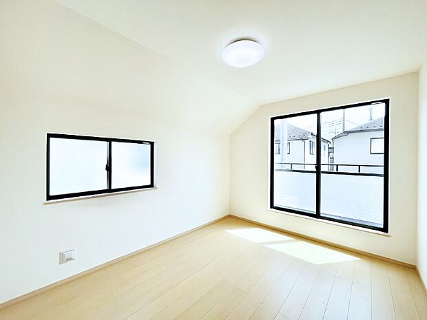 バルコニーが開放感をプラスしてくれる洋室