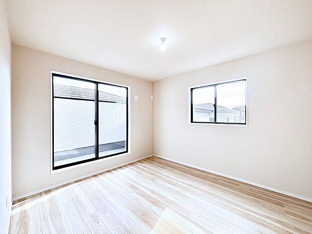 バルコニーから入る日差しがお部屋全体を優しく包み込みます。