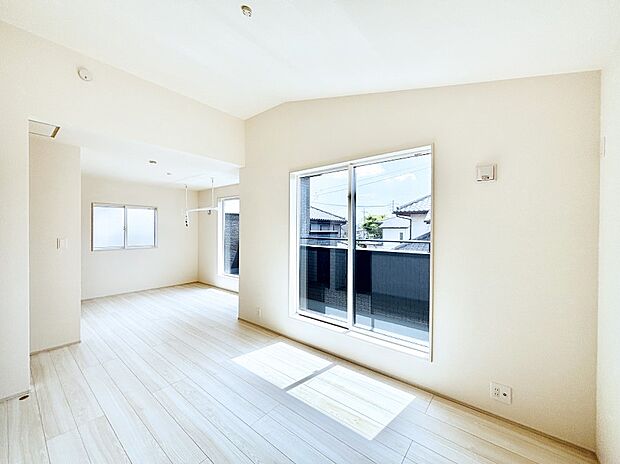 バルコニーが開放感をプラスしてくれる洋室