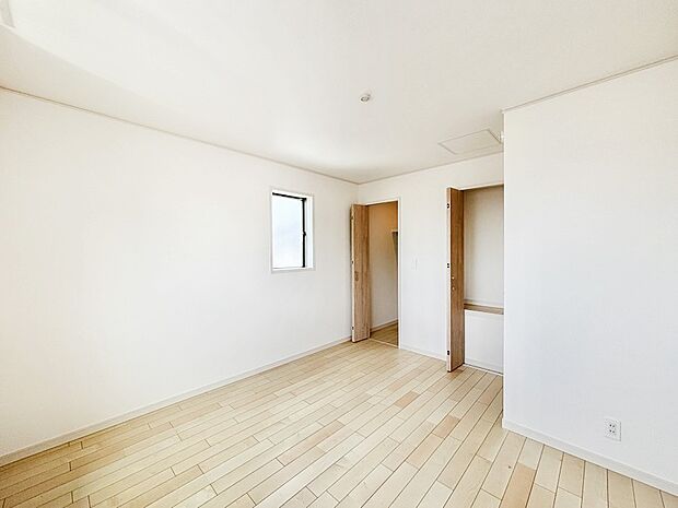 ウォークインクローゼットがあるお部屋!季節ごとの入れ替えも不要で便利です。