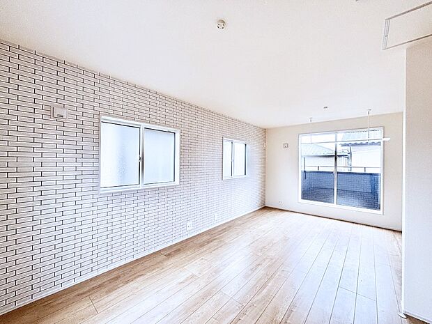 アクセントクロスがお洒落！バルコニーに繋がるお部屋は開放感がありますね！