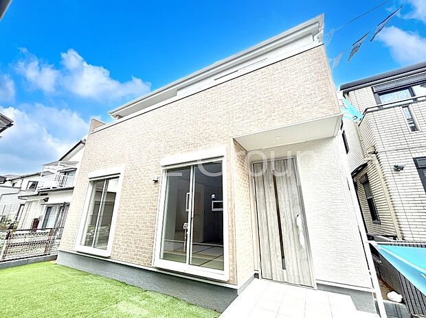 堂々完成！たっぷりの陽光と開放感に包まれる明るい住まい。 