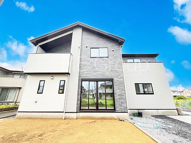 たっぷりの陽光と心地よい風が舞い込む住まい