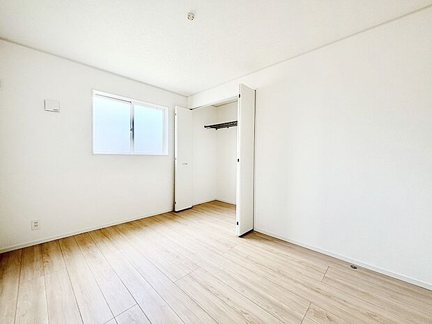 やさしい光がさしこむ居室はしっかり収納付き
