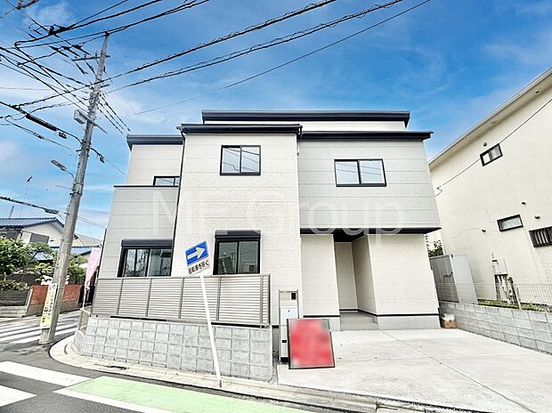 陽光と開放感に恵まれた角地を活かした住まい。