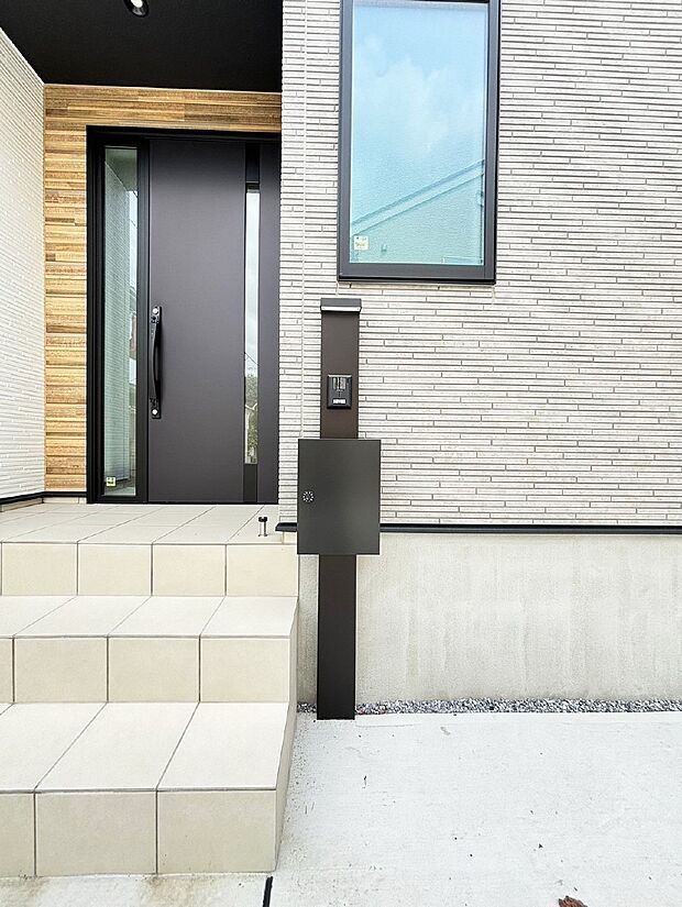 【その他現地】シンプルデザインのポスト。