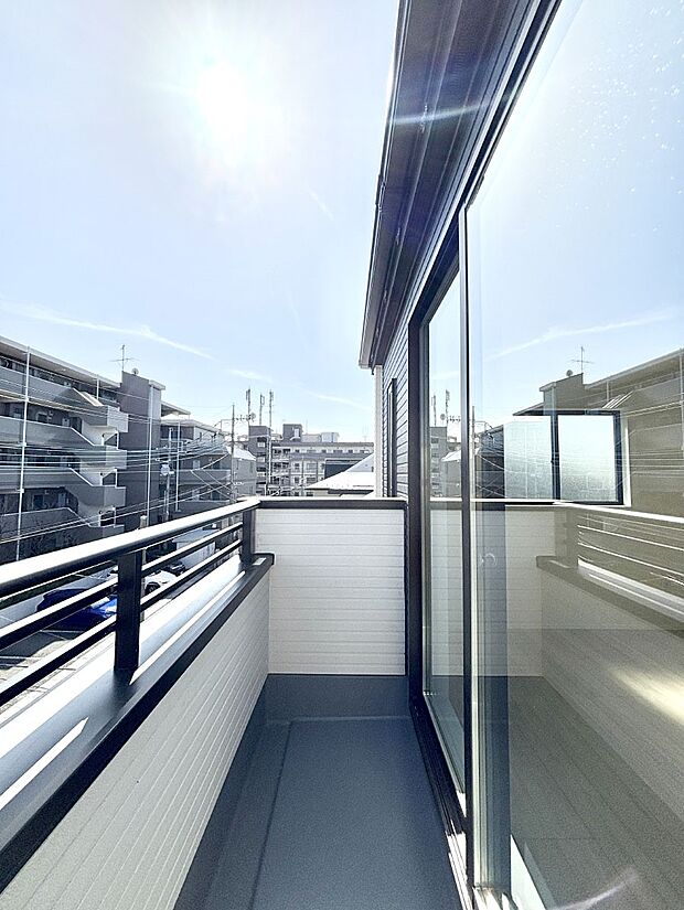 【バルコニー】南向きのバルコニー！ご家族の洗濯物はもちろん、お布団もたっぷり干せます！