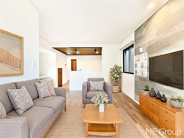 【リビング】家族の和やかな会話が聞こえてきそう。開放感のあるリビングです。※家具はCGです  