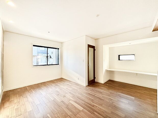 【ダイニング】明るい陽光が注ぎ、寛ぎの雰囲気に満たされるダイニング。   