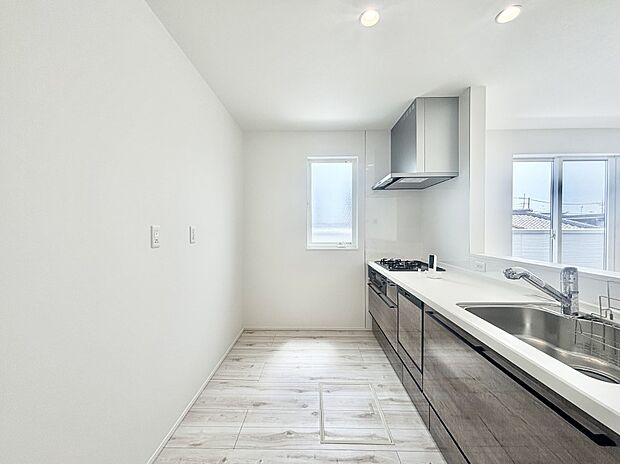 【ダイニングキッチン】爽やかな風が通り抜けるキッチン。窓があるので明るく換気にも役立ちます。