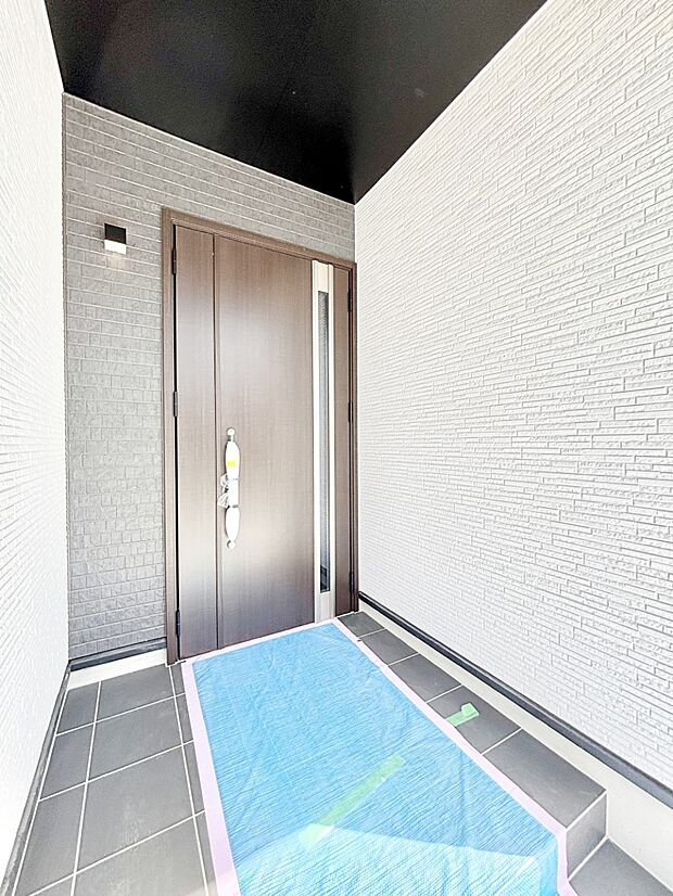 【玄関】玄関前は雨が降っても濡れにくい屋根付き