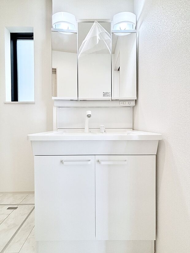 【洗面台・洗面所】大きく見やすい三面鏡で清潔感ある洗面台は、身だしなみチェックや肌のお手入れにおすすめです。 