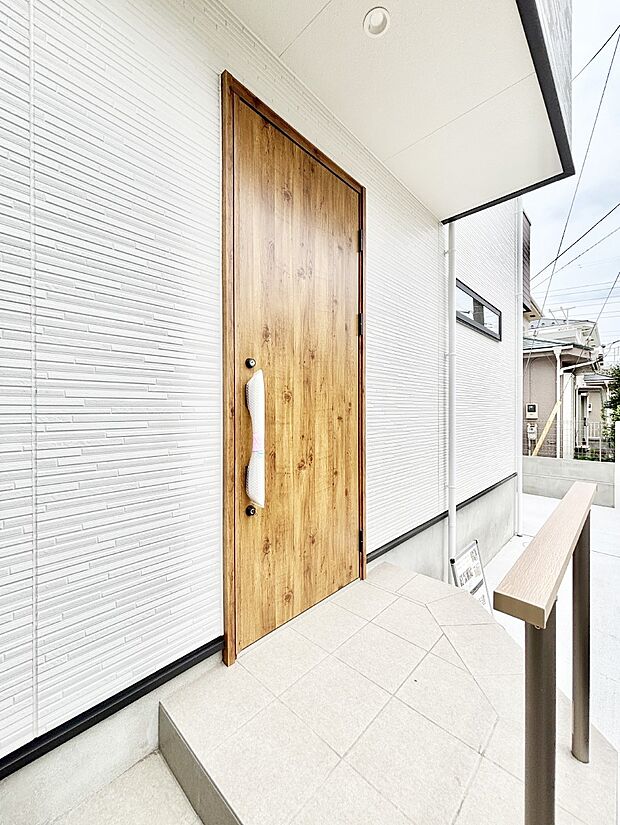 【玄関】玄関前は雨が降っても濡れにくい屋根付き