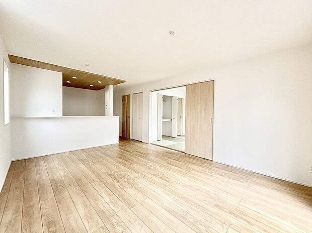 【リビングダイニング】明るい陽光が注ぎ、寛ぎの雰囲気に満たされるリビング・ダイニング。