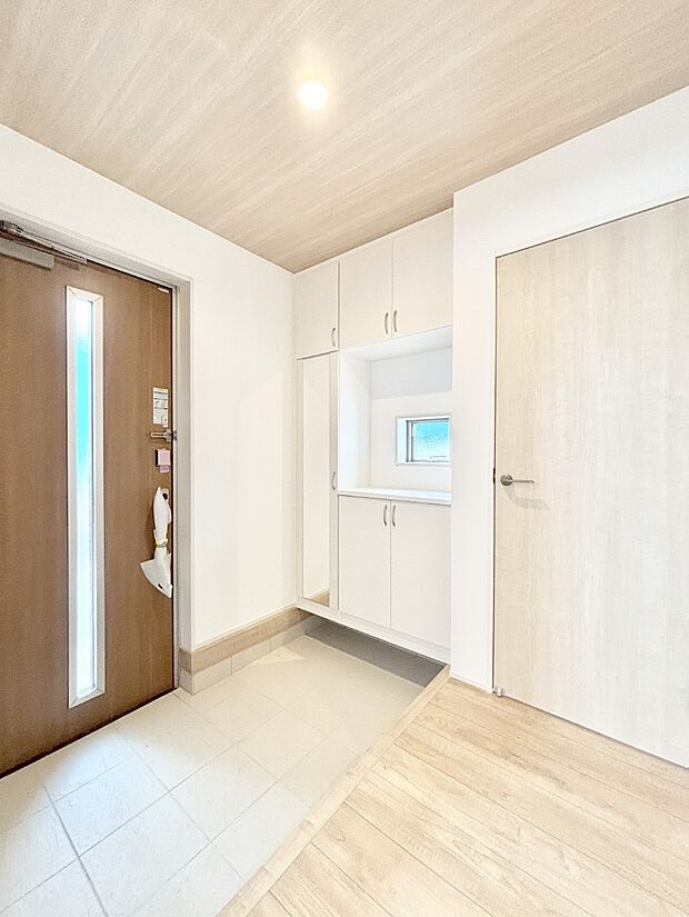 【玄関】明るい玄関はお客様をお出迎えするのにぴったりです!