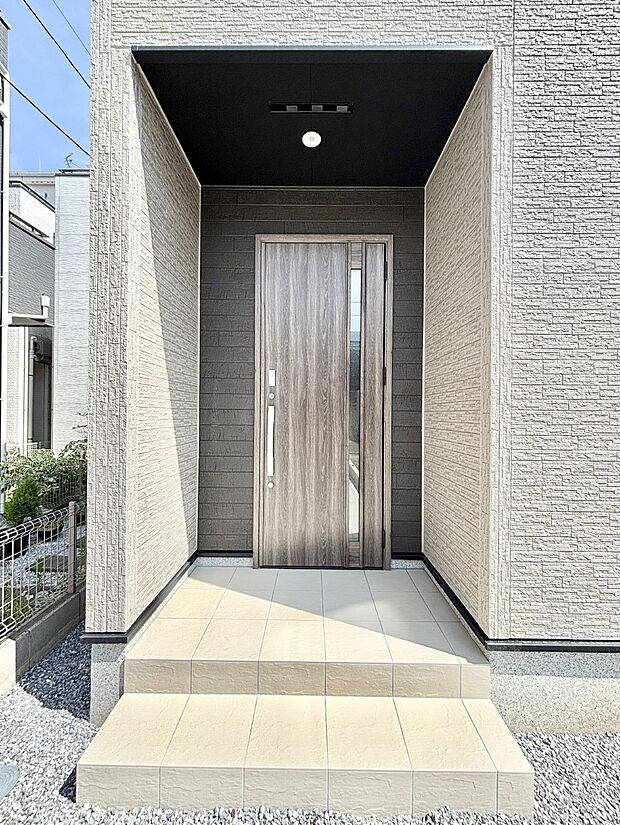 【玄関】大切な家族、来客を出迎える玄関。玄関前は屋根付きで雨が降っていても濡れにくいです。