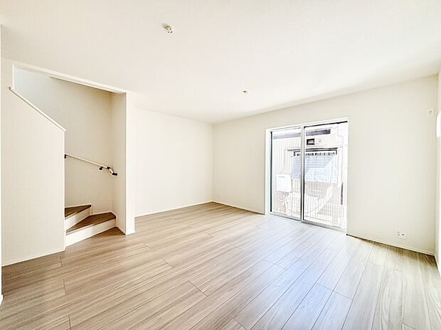 【ダイニング】「ただいま」「おかえり」家族とのコミュニケーションが深まるリビングイン階段があります。 