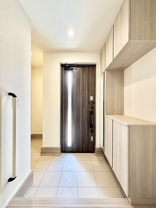 【玄関】シューズインクローク付きの玄関。家族全員の靴や雨具などすっきり収納できます。