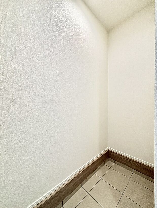 【収納】シューズインクローク付き！雨具やベビーカーも置けます。