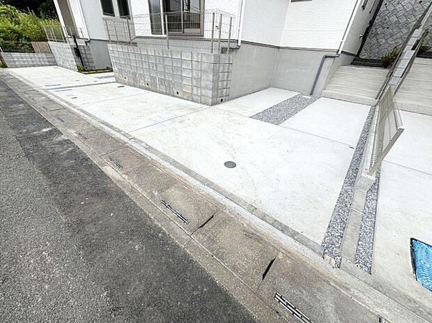 【駐車場】カースペースは２台駐車可。セカンドカーや来客時に便利です！