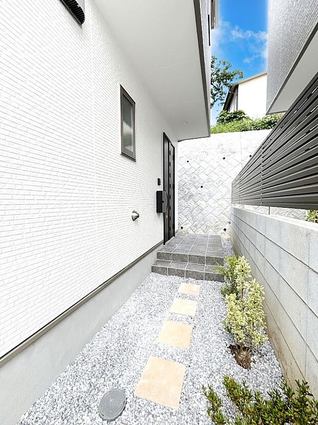 【玄関】いつも気持ちよく家族を迎えられる玄関アプローチ